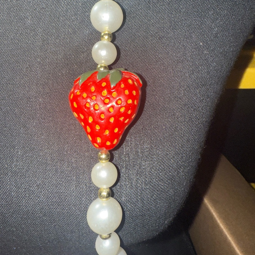 21 inches long Strawberry Faux Pearl Necklace‎ - Picture 2 of 6